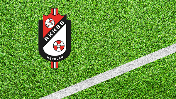 Logo voetbalclub Heerlen - RKHBS - Rooms-Katholieke Heerlerbaanse Bal Sportvereniging - in kleur op grasveld met witte lijn - 600 * 337 pixels